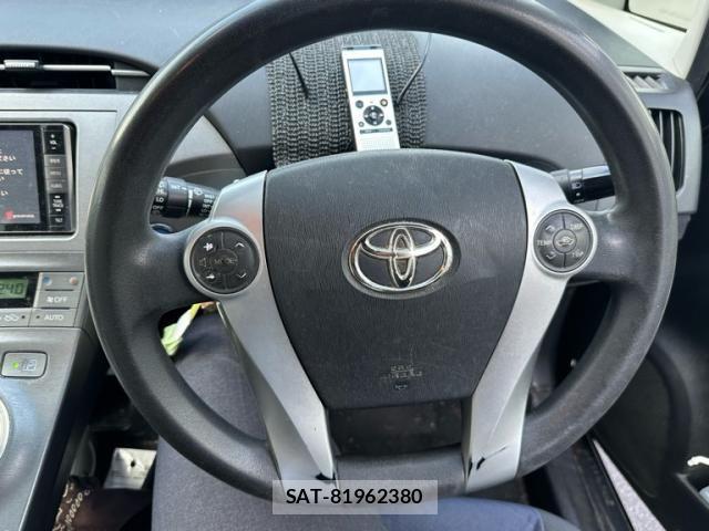 Toyota PRIUS 2012-06 8666759-13