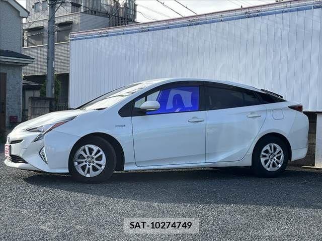 Toyota PRIUS 2017-10 8661044-2