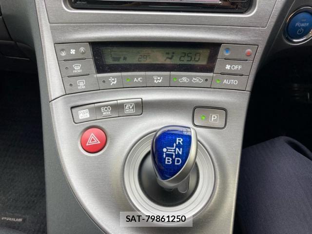 Toyota PRIUS 2014-10 8661066-16