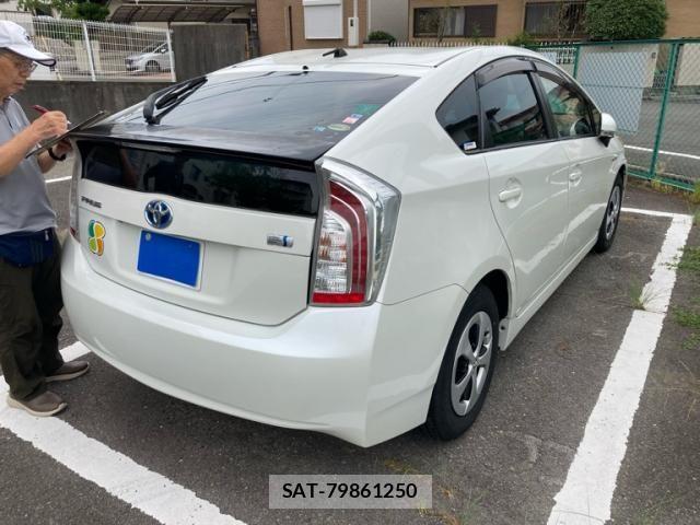 Toyota PRIUS 2014-10 8661066-3