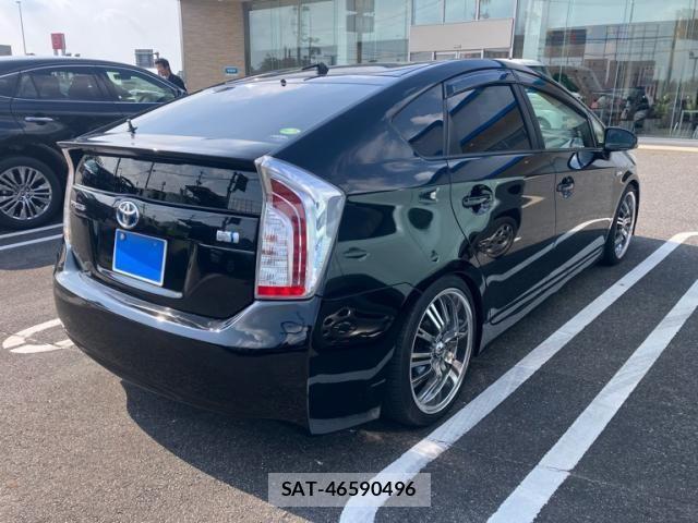 Toyota PRIUS 2013-10 8666757-4