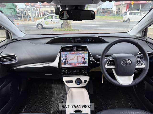 Toyota PRIUS 2016-08 8661039-1
