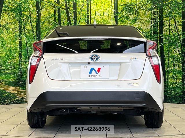 Toyota PRIUS 2017-01 8686304-14