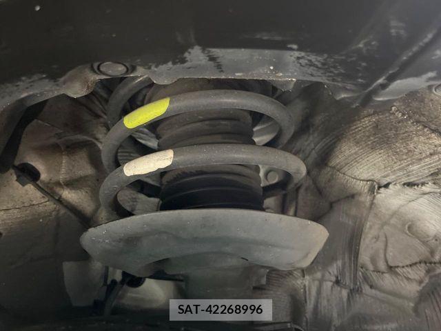 Toyota PRIUS 2017-01 8686304-19