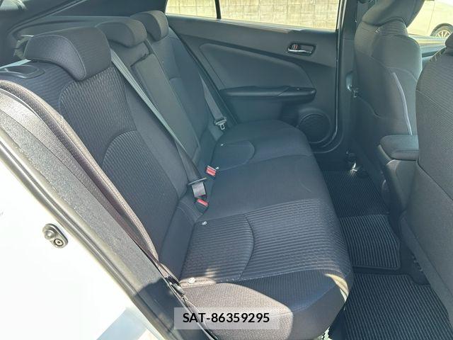 Toyota PRIUS 2017-04 8686316-18