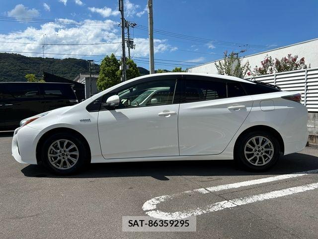 Toyota PRIUS 2017-04 8686316-4