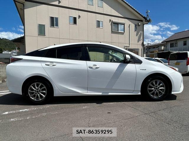Toyota PRIUS 2017-04 8686316-5