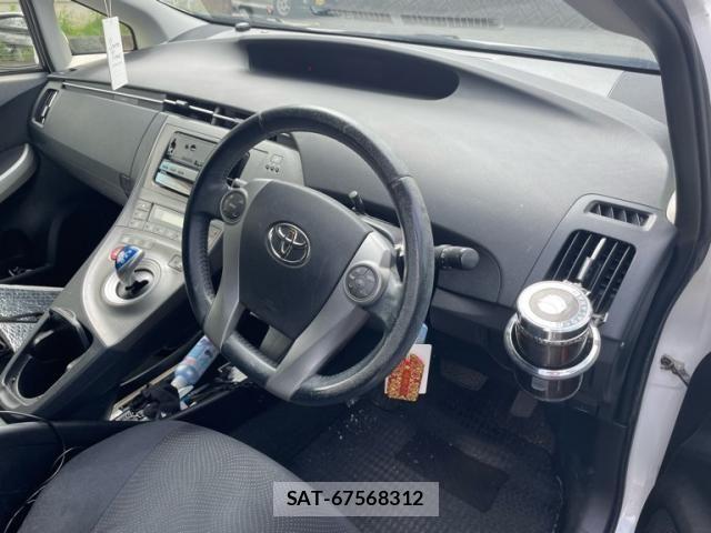 Toyota PRIUS 2013-10 8686357-12