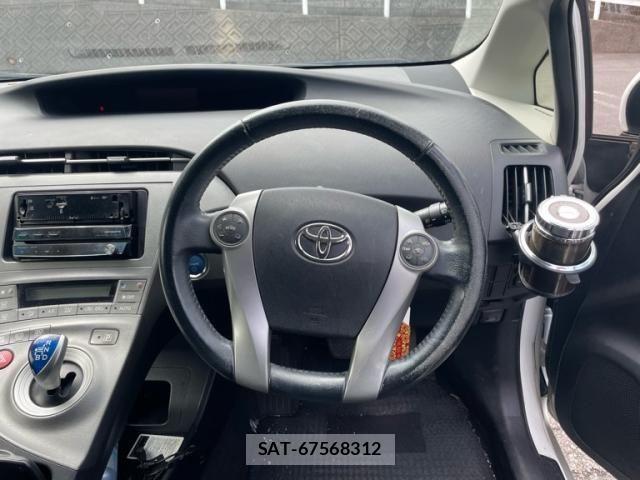 Toyota PRIUS 2013-10 8686357-13