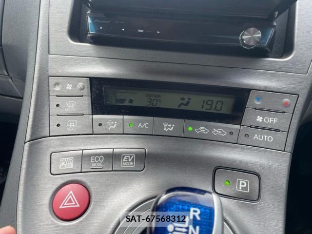 Toyota PRIUS 2013-10 8686357-14