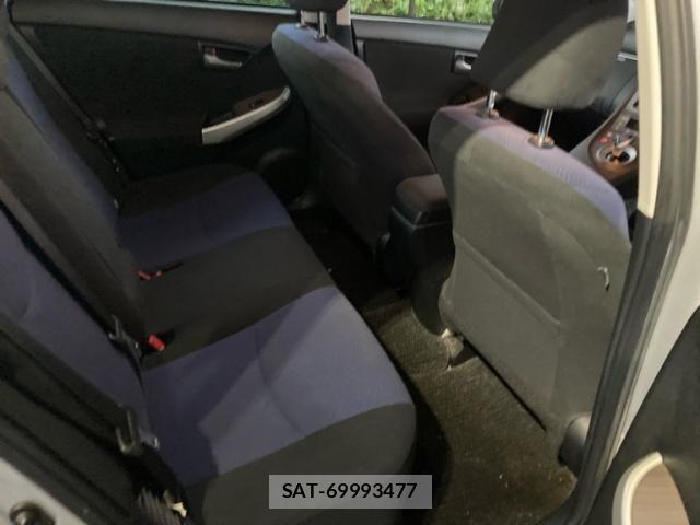 Toyota PRIUS 2015-02 8686355-11
