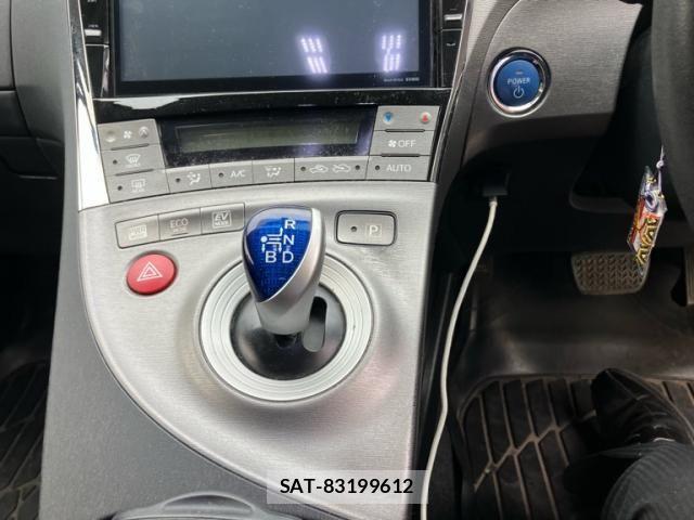 Toyota PRIUS 2015-01 8686349-14