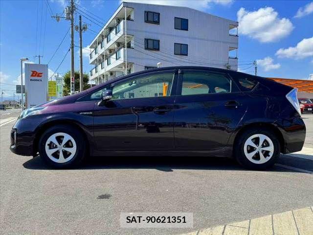Toyota PRIUS 2014-06 8686327-10