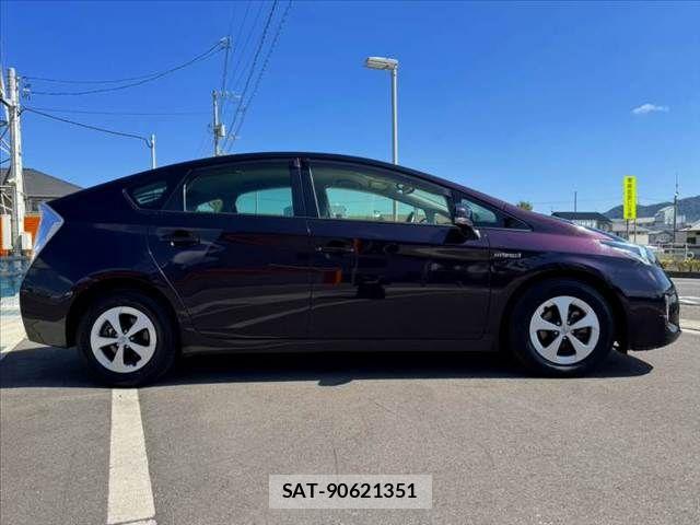 Toyota PRIUS 2014-06 8686327-11