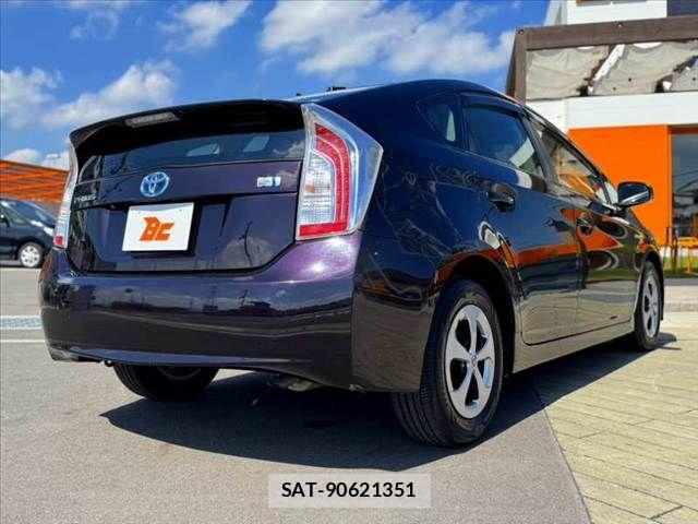 Toyota PRIUS 2014-06 8686327-14