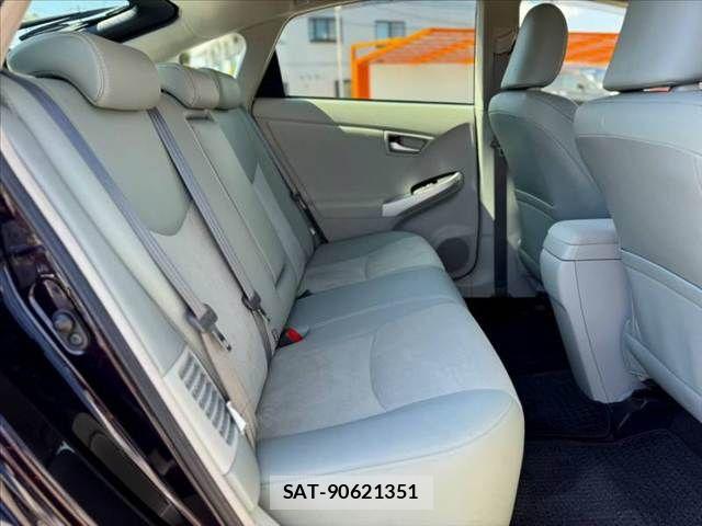 Toyota PRIUS 2014-06 8686327-18