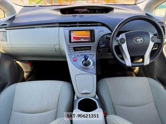 Toyota PRIUS 2014-06 8686327-1