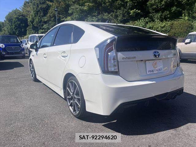 Toyota PRIUS 2014-09 8686343-19