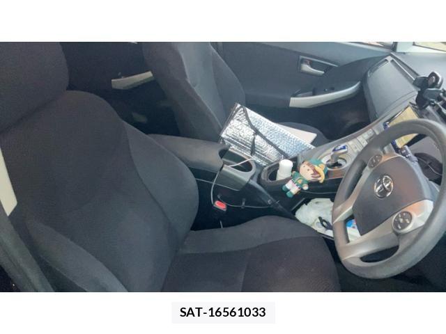 Toyota PRIUS 2013-10 8686354-16