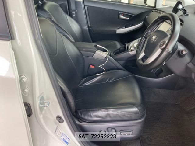 Toyota PRIUS 2015-08 8686356-10