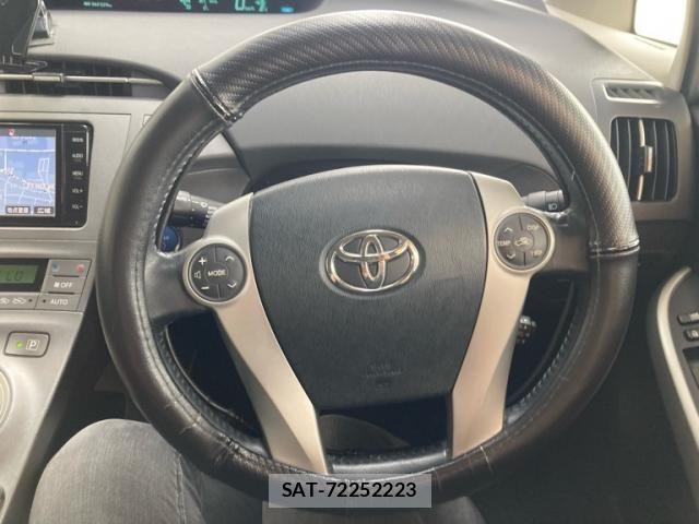 Toyota PRIUS 2015-08 8686356-14