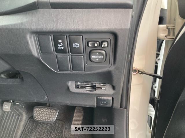 Toyota PRIUS 2015-08 8686356-15