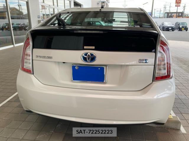 Toyota PRIUS 2015-08 8686356-7