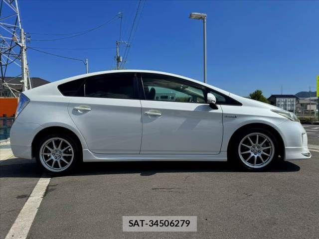 Toyota PRIUS 2012-11 8686342-11