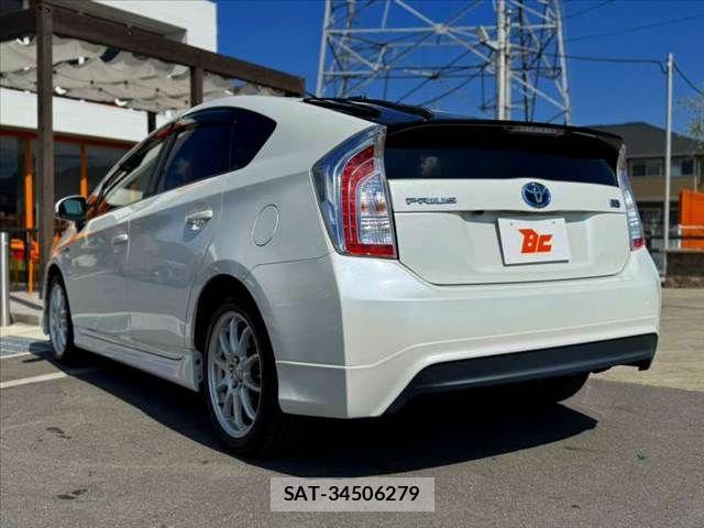 Toyota PRIUS 2012-11 8686342-12