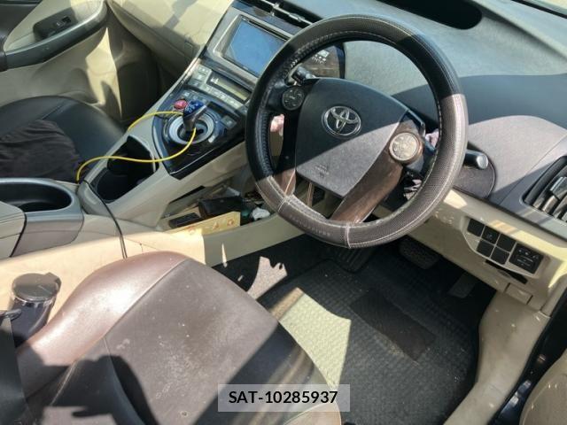 Toyota PRIUS 2013-11 8686358-15