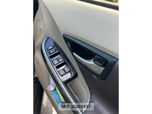 Toyota PRIUS 2013-11 8686358-18