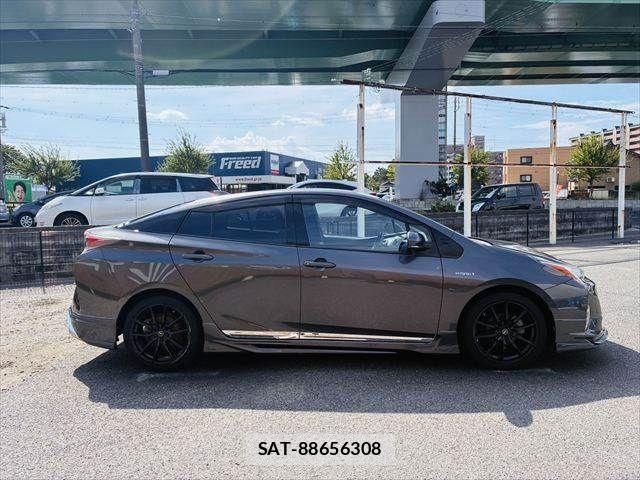 Toyota PRIUS 2017-09 8686320-16