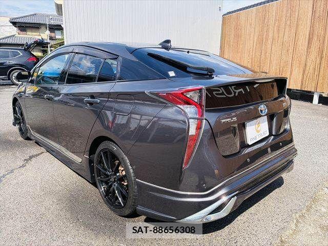 Toyota PRIUS 2017-09 8686320-19