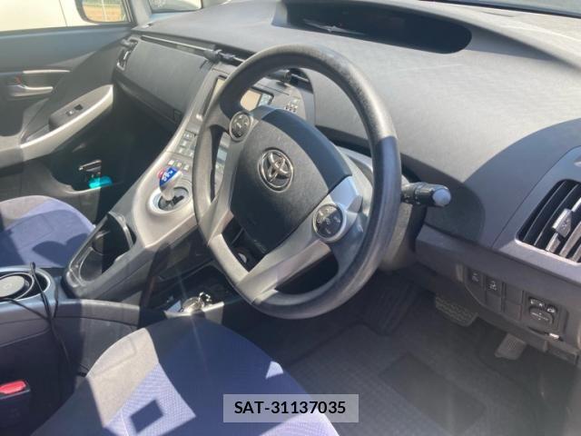 Toyota PRIUS 2013-11 8686359-14