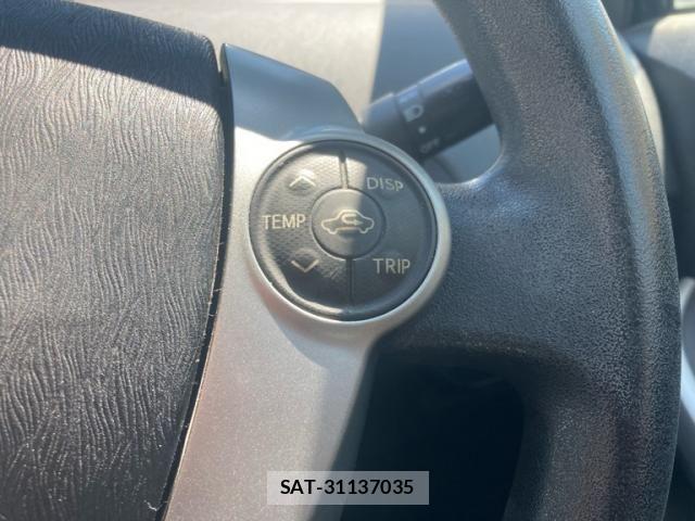 Toyota PRIUS 2013-11 8686359-16