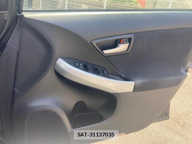 Toyota PRIUS 2013-11 8686359-17