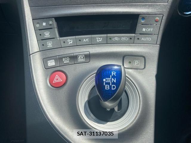 Toyota PRIUS 2013-11 8686359-22