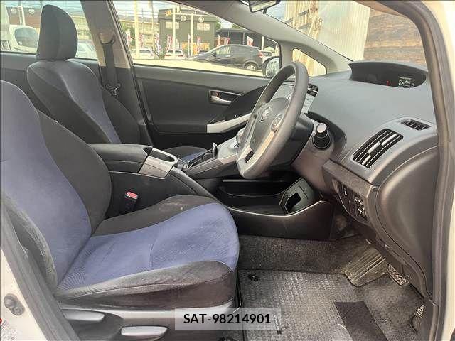 Toyota PRIUS 2013-11 8745311-9