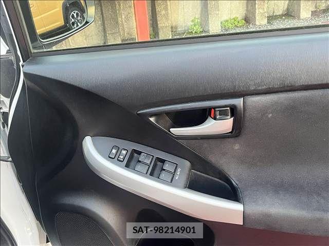 Toyota PRIUS 2013-11 8745311-11