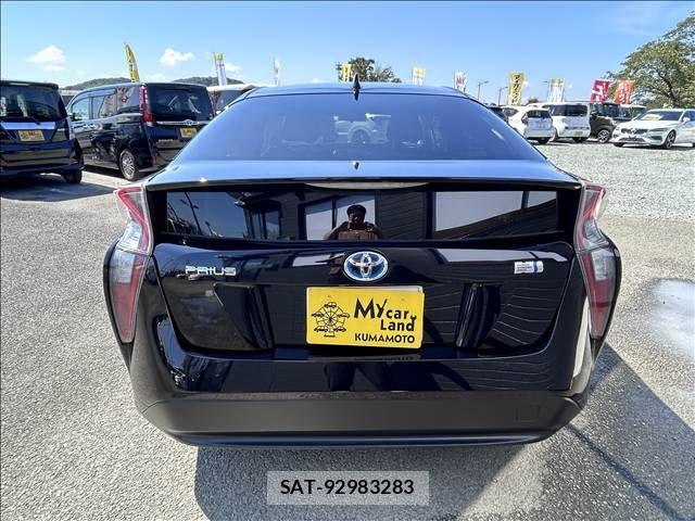 Toyota PRIUS 2017-11 8745296-11
