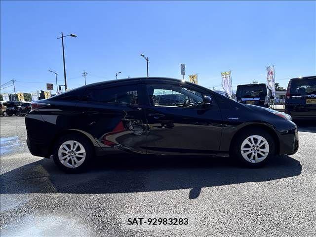 Toyota PRIUS 2017-11 8745296-12