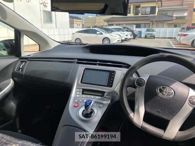 Toyota PRIUS 2015-04 8745340-11