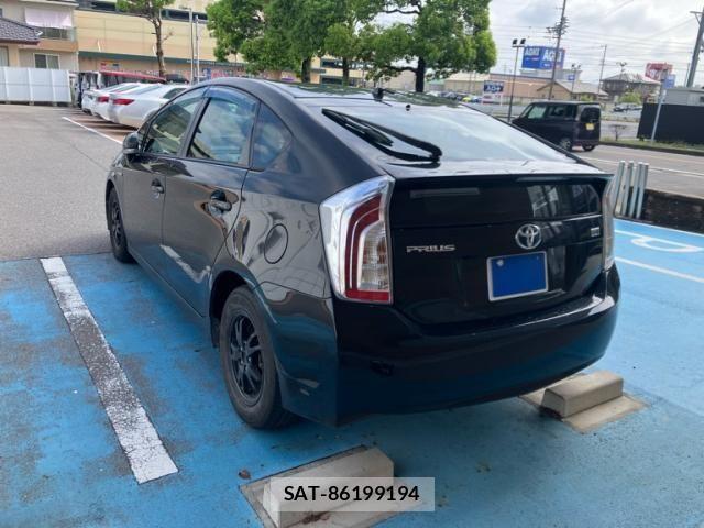 Toyota PRIUS 2015-04 8745340-2