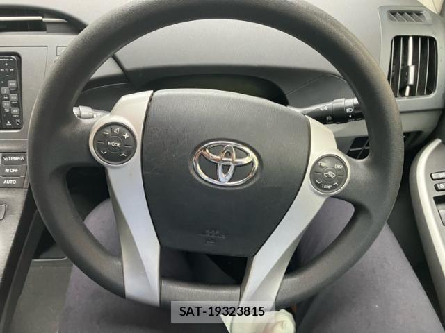 Toyota PRIUS 2011-10 8745337-12