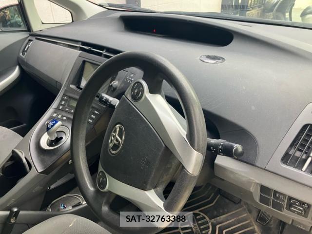 Toyota PRIUS 2010-04 8745365-11