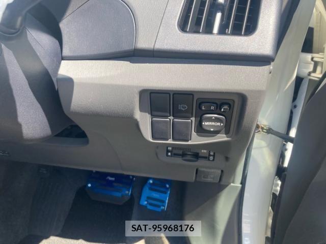 Toyota PRIUS 2011-11 8745347-10
