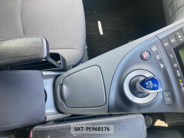 Toyota PRIUS 2011-11 8745347-16