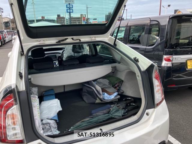 Toyota PRIUS 2015-04 8745319-11