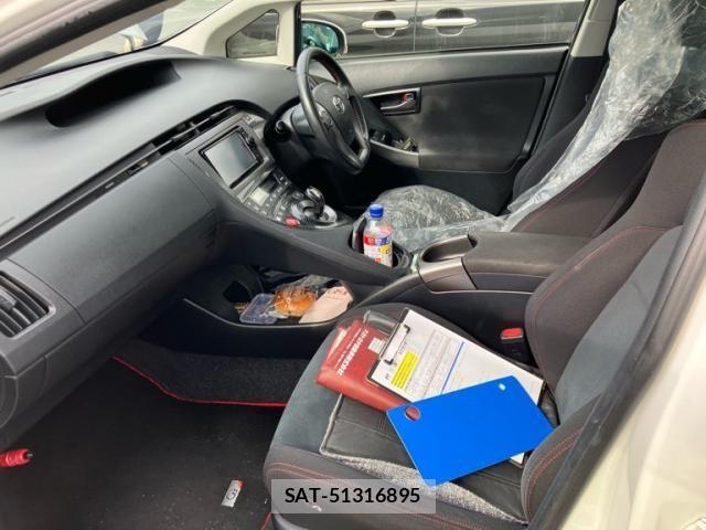 Toyota PRIUS 2015-04 8745319-13