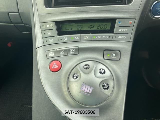 Toyota PRIUS 2013-02 8745325-12
